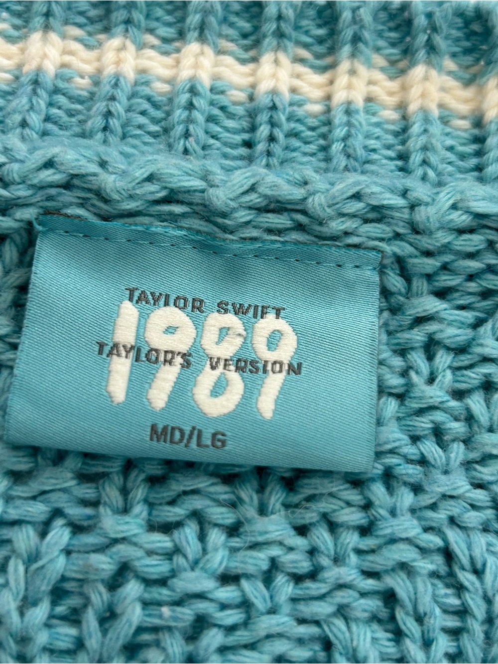 Taylor Swift 1989 Cardigan Taylor’s Version
M/L
Embroidered Seagulls
Cable Knit - Picture 7 of 14